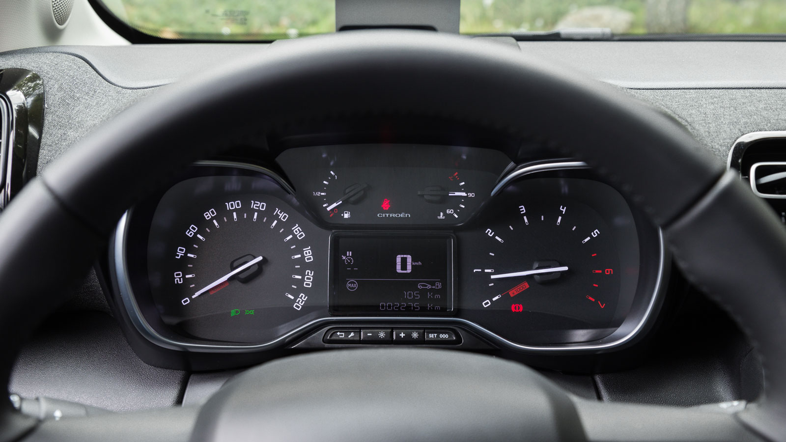 Από την έκδοση Plus προσφέρεται  έγχρωμο head-up display, που εγγυάται την εμφάνιση όλων των χρήσιμων πληροφοριών ακριβώς μπροστά στο οπτικό πεδίο του