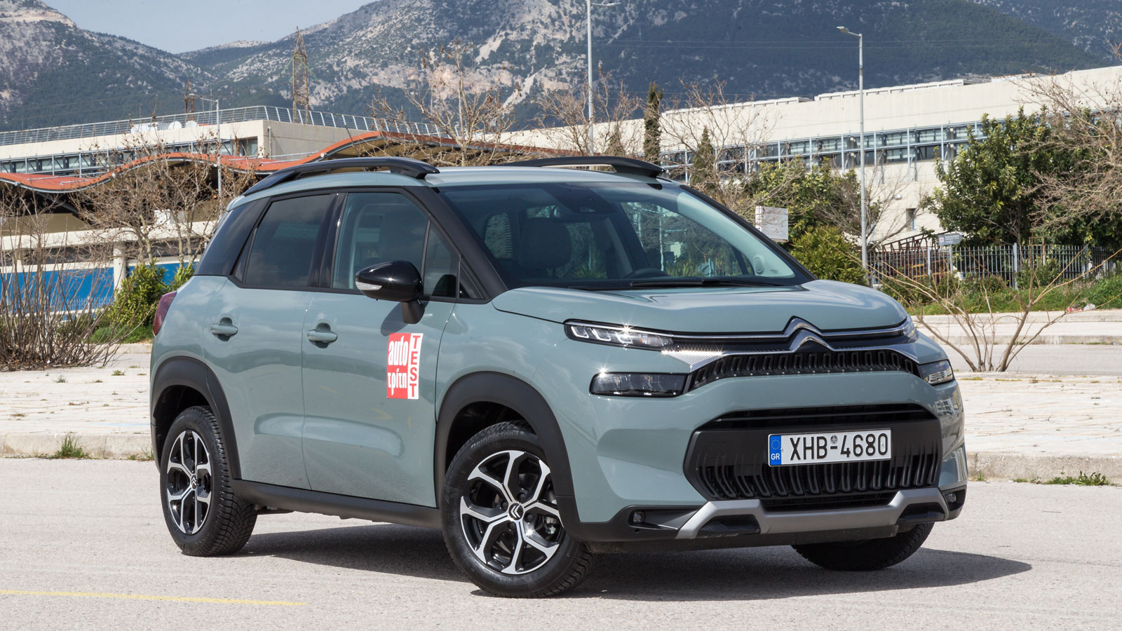 Το Citroen C3 Aircross ξεχωρίζει για τη μυώδη σχεδίαση στο «διχοτομημένο» αισθητικά αμάξωμα, έχοντας πλαστικά που τονίζουν τον crossover χαρακτήρα του