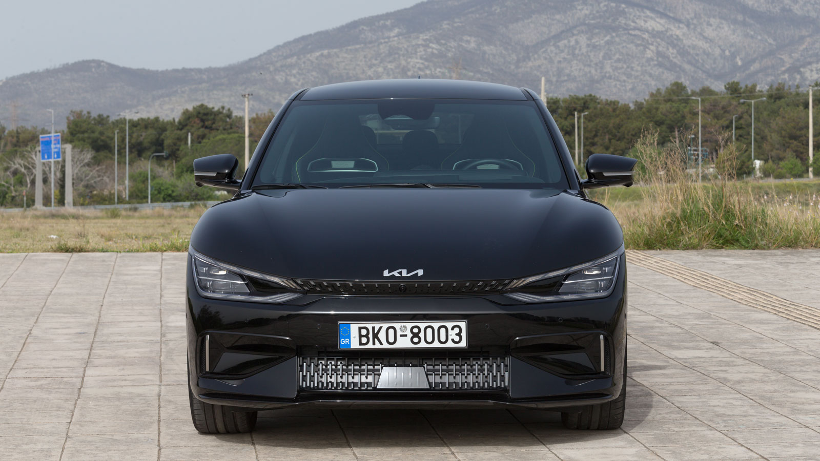 Το Kia EV6 GT φέρει φώτα LED αυτόματης εστίασης δέσμης φωτός «matrix technology», τα οποία προσαρμόζουν την φωτεινότητα αναλόγως των εξωτερικών συνθηκ