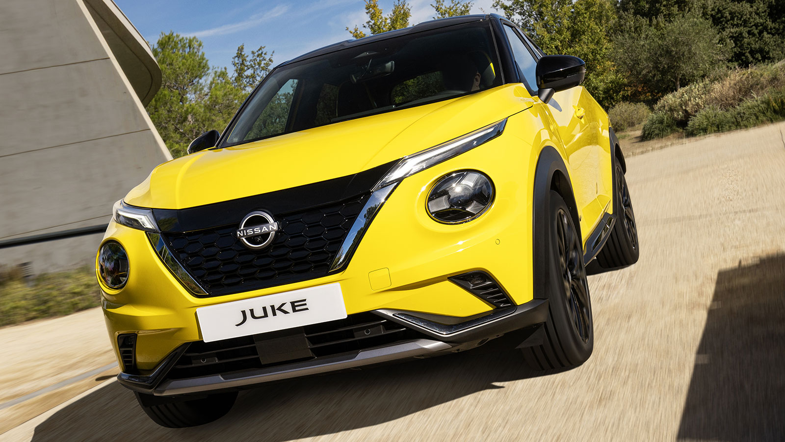 Η Nissan λανσάρει και μια νέα έκδοση εξοπλισμού με σπορτίφ φινίρισμα την N-Sport, η οποία έρχεται με κιτρινόμαυρη διχρωμία στο αμάξωμα και κίτρινες λε