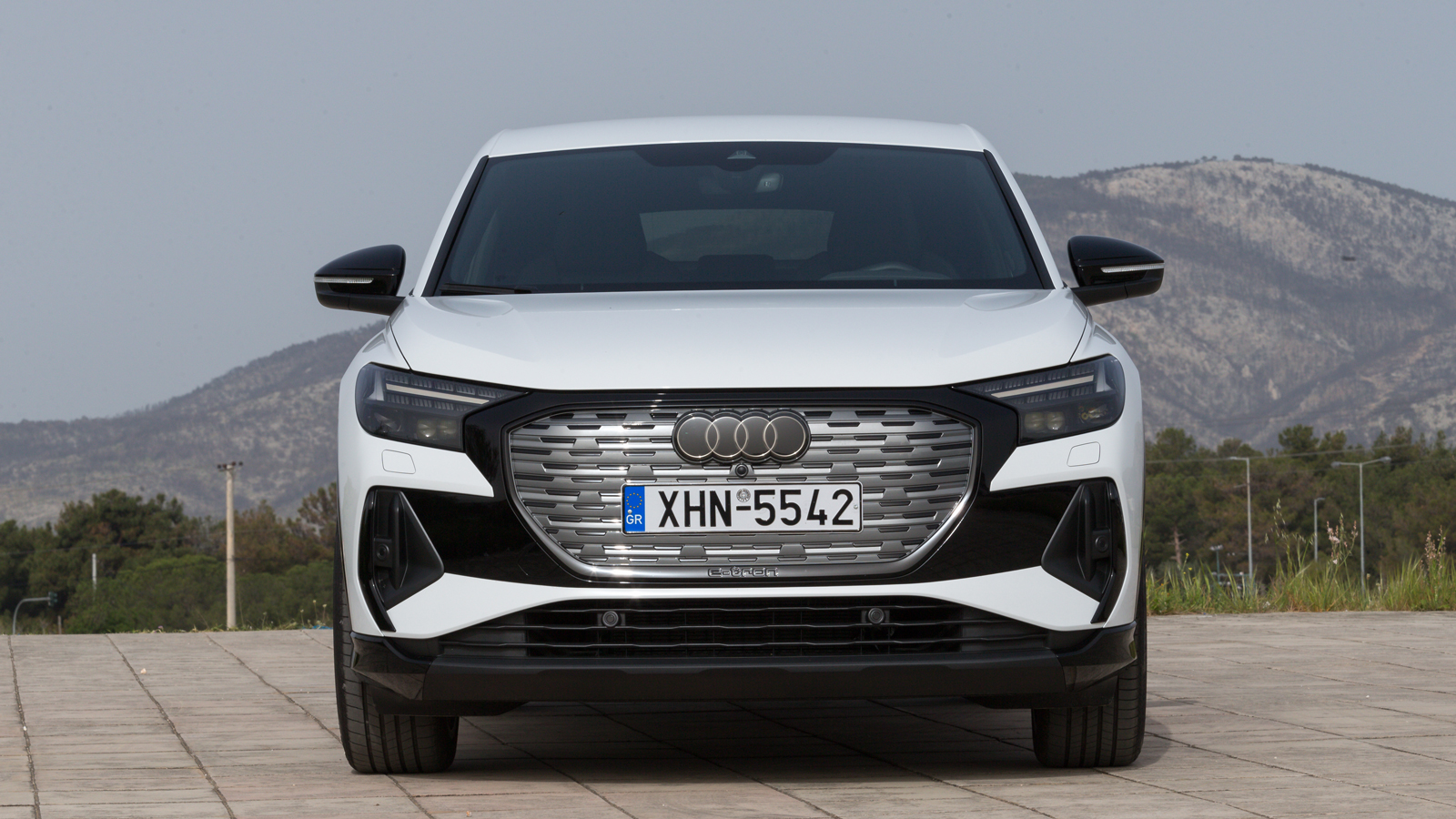 Όμορφο οπτικά, ποιοτικό, ευρύχωρο, πρακτικό και ασφαλές έχει τη δική του ξεχωριστή ταυτότητα στα premium ηλεκτρικά SUV.