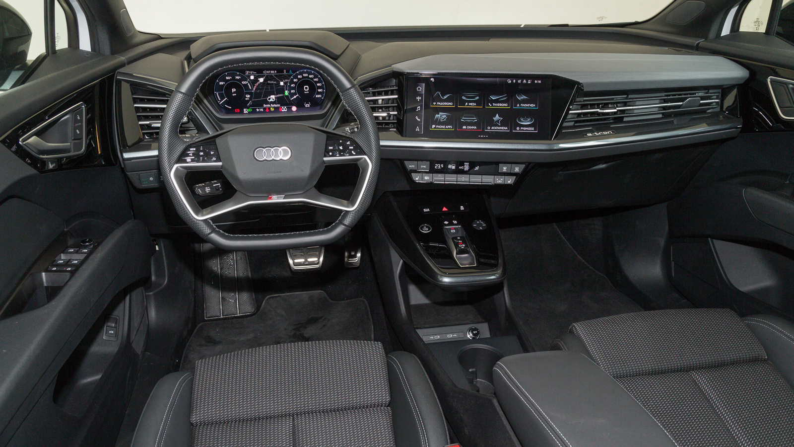 Macho και μοντέρνο το εσωτερικό ντιζάιν, με την premium υλοποίηση, την ποιότητα των υλικών και το φινίρισμα στην καμπίνα του νέου Q4 έχουν φυσικά τη σ