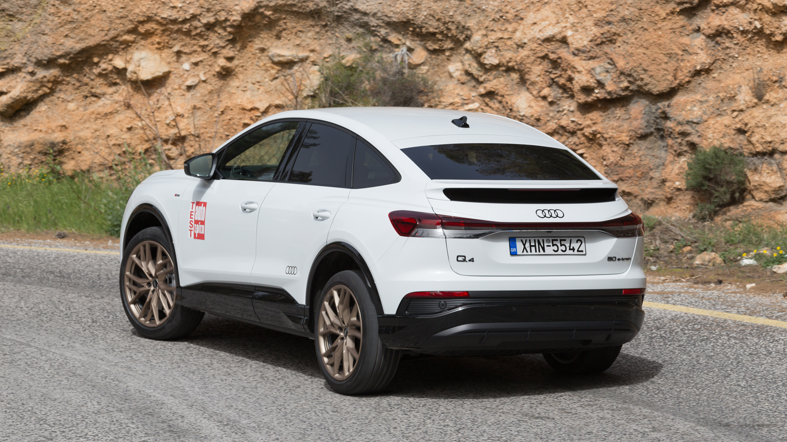 Σε καλή άσφαλτο δεν μπορεί παρά να μείνεις εντυπωσιασμένος από την ησυχία που επικρατεί στην καμπίνα, την ποιότητα στην κύλιση και το χαμηλό αεροδυναμ