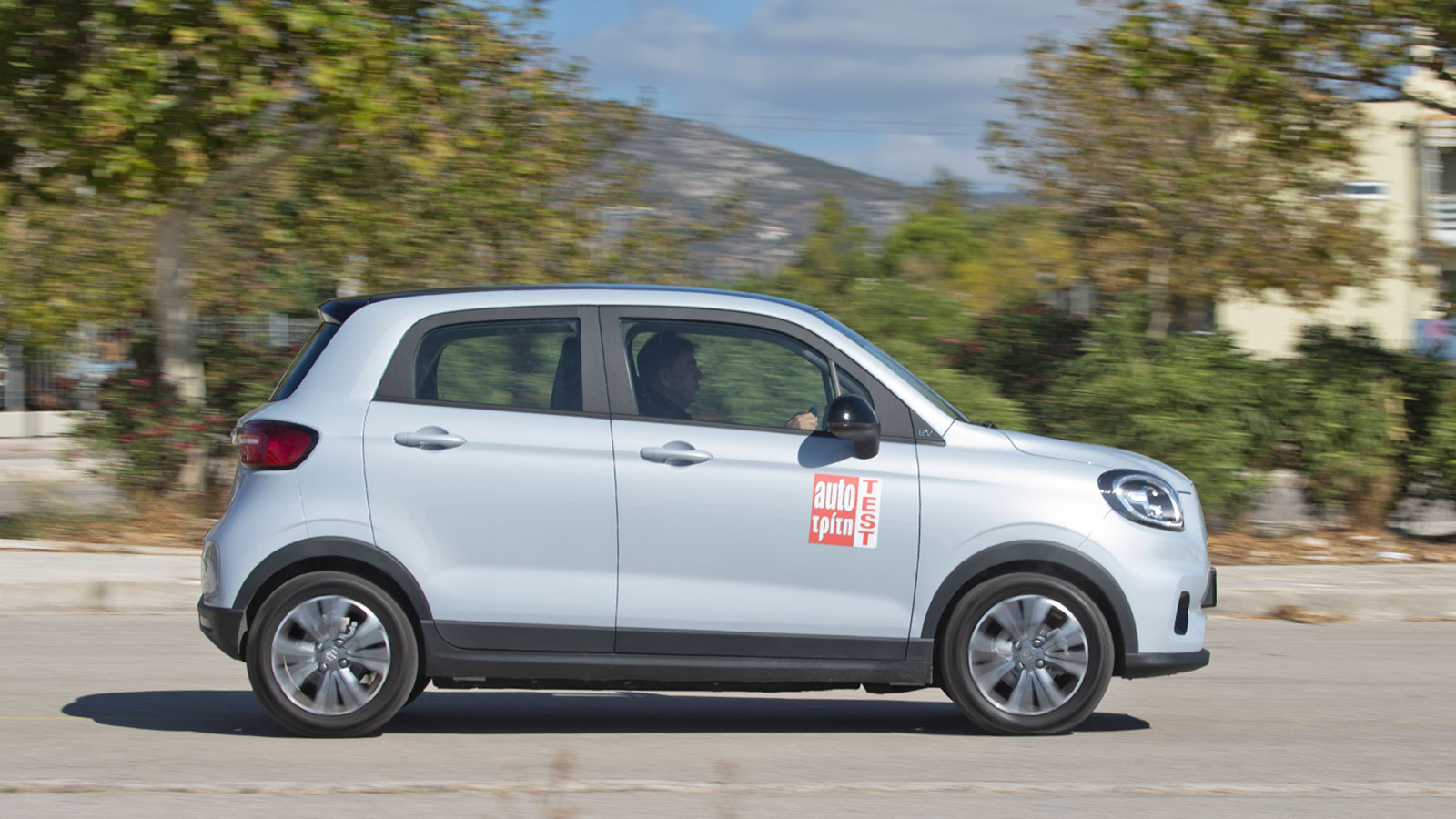Το Leapmotor Τ03 είναι εφοδιασμένο με ένα πιο «αστικό» ηλεκτρικό σύνολο 95 ίππων, το οποίο έχει χαμηλές ενεργειακές ανάγκες, πετυχαίνοντας αυτονομία π