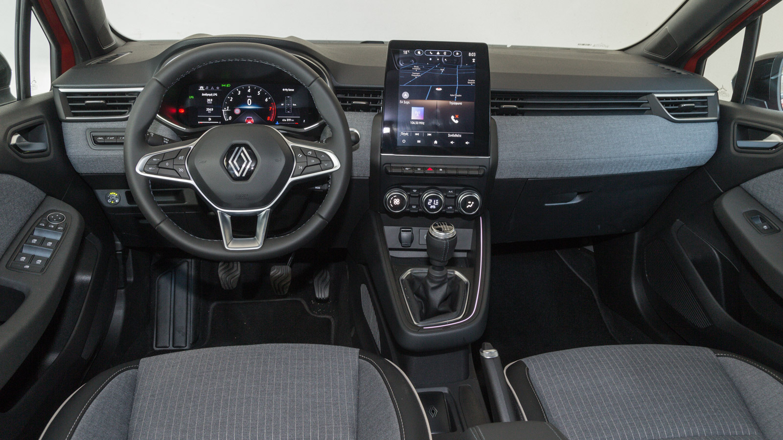 Μοντέρνα και ποιοτική η καμπίνα του Renault Clio, στην οποία δεσπόζει η κάθετη οθόνη αφής 7 ιντσών για το infotainment. Ο χώρος για τους πίσω επιβάτες