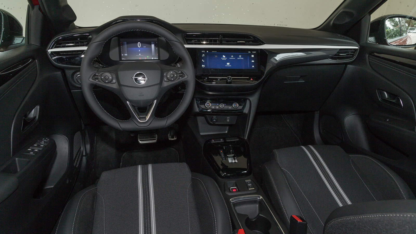 Ποιοτικά η καμπίνα κινείται σε υψηλά επίπεδα, με τη στιβαρότητα της συναρμογής να ικανοποιεί, τα υλικά –μαλακά και σκληρά- να σε πείθουν για την