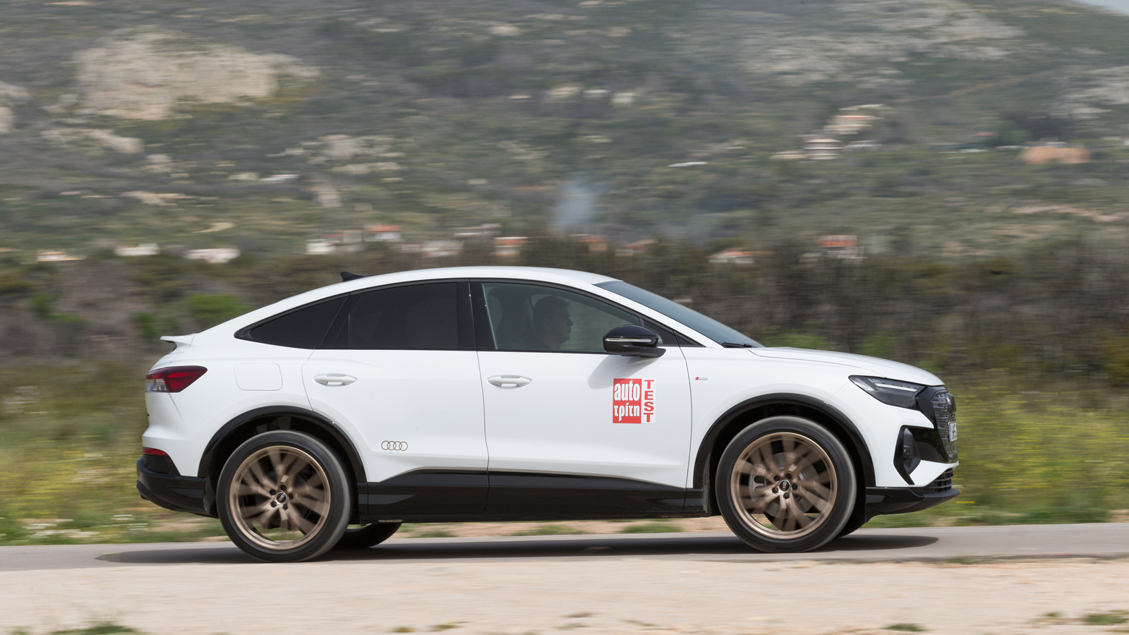 Από τη δοκιμή του πισωκίνητου Audi Q4 Sportback 45 e-tron καταγράψαμε πραγματική αυτονομία γύρω 450 χλμ., νούμερο που στο ταξίδι και με πιο υψηλές ταχ