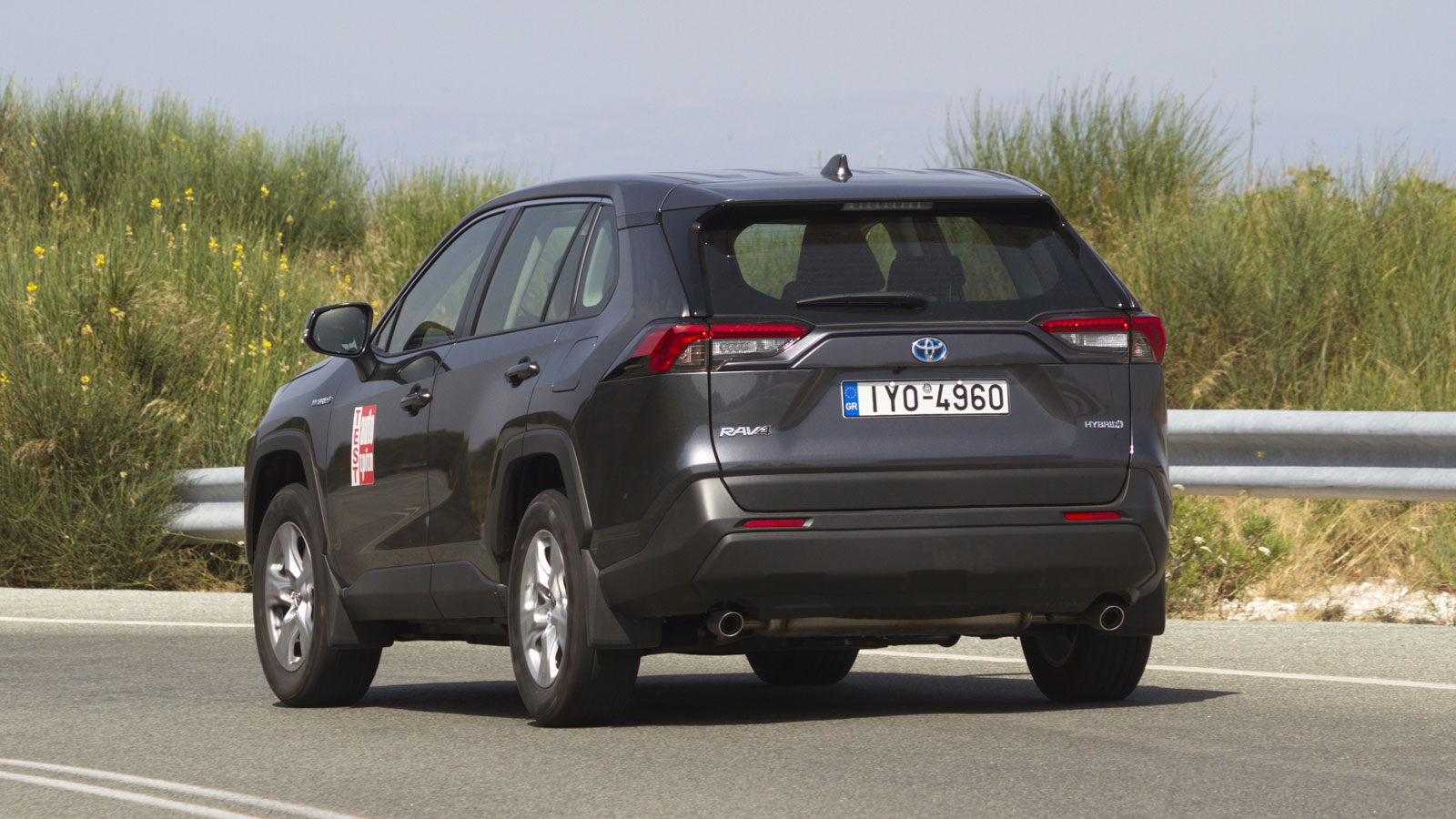 Στη λειτουργία Sport το RAV4 πείθει σαφώς περισσότερο και θα δείξει το πιο ακριβές από ποτέ τιμόνι του και την ικανότητά του να στρίβει, να επιταχύνει