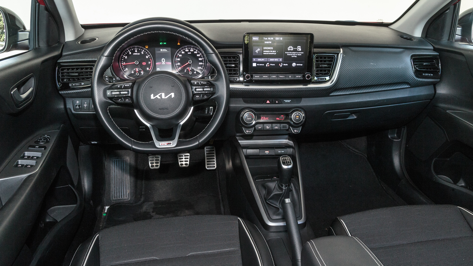 Σκληρά υλικά αλλά ποιοτικά φινιρισμένα συναντούμε στην καμπίνα του Kia Stonic, που στην συγκεκριμένη έκδοση έχει 8άρα οθόνη αφής και κεντρικό υποβραχι