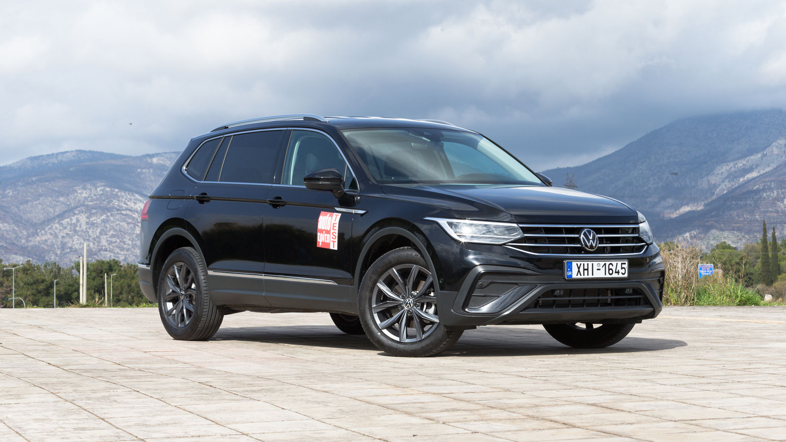Χωρίς διαφορές συγκριτικά με το «απλό» Tiguan έρχεται σχεδιαστικά το Tiguan Allspace, με την κομψή μπροστινή μάρκα να ξεχωρίζει για τους LED προβολείς