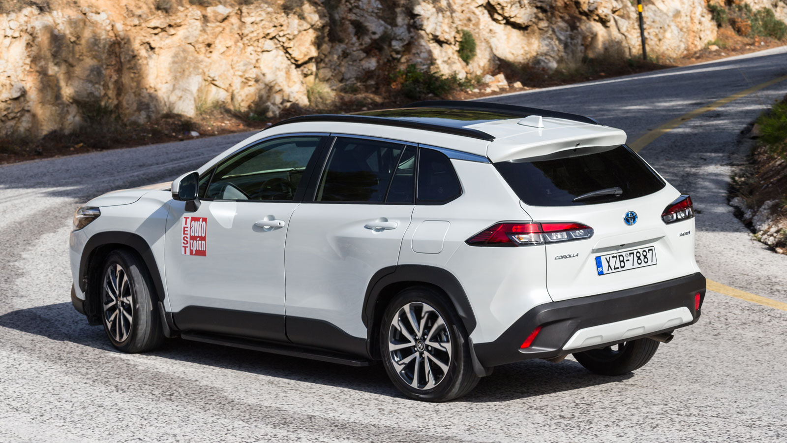 H 4κίνητη Corolla Cross σε κερδίζει με την άνεση και την ποιότητα στην κύλιση, που εξασφαλίζει η -ανεξάρτητη σε κάθε τροχό- ανάρτηση, λειαίνοντας αποτ
