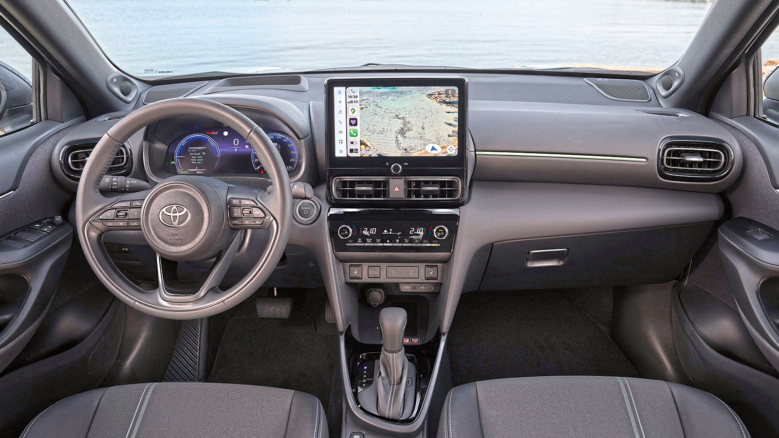 Η πρόσφατη ανανέωση του Yaris Cross έφερε και εξοπλιστική αναβάθμιση, με την εισαγωγική έκδοση να έχει πια 9άρα οθόνη αφής (από 8'), με την μεσαία Sty