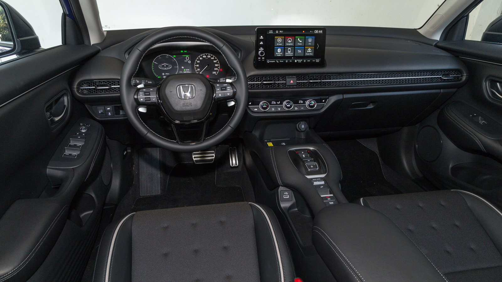 Στη μίνιμαλ σχεδίασης καμπίνα του Honda ZR-V βλέπουμε μεν τα απαραίτητα ψηφιακά στοιχεία που αναζητά κανείς στην αγορά, όμως για τα δεδομένα του ανταγ