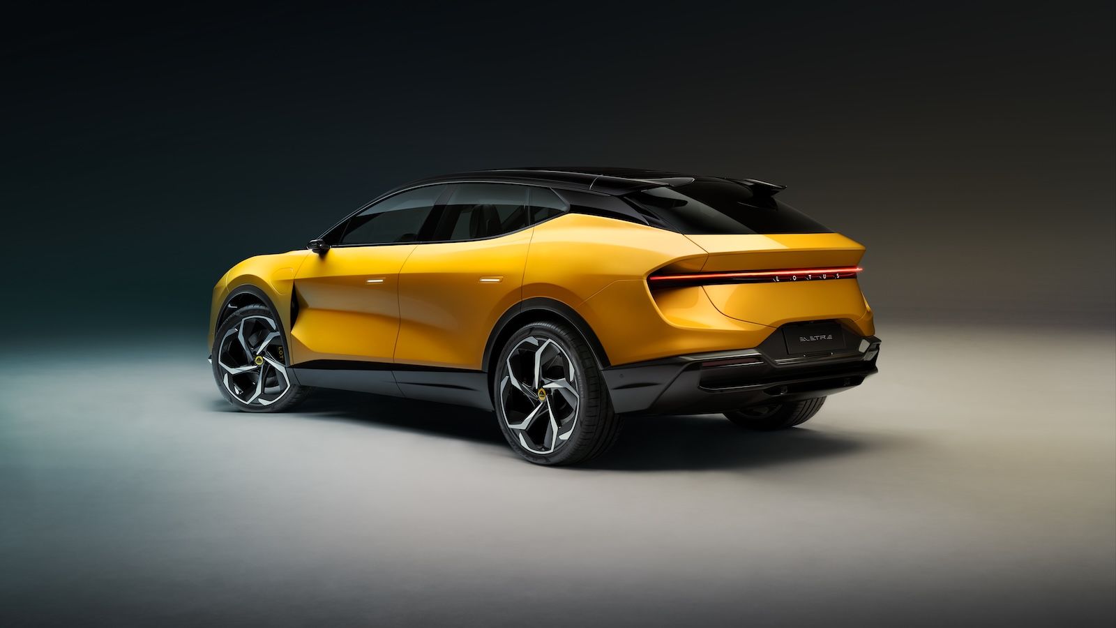 Η μετάβαση στα PHEV αποτελεί στρατηγική στροφή της Lotus, μετά τη μειωμένη ζήτηση στα ηλεκτρικά, που την οδήγησε να αποσύρει τον στόχο για 100% ηλεκτρ