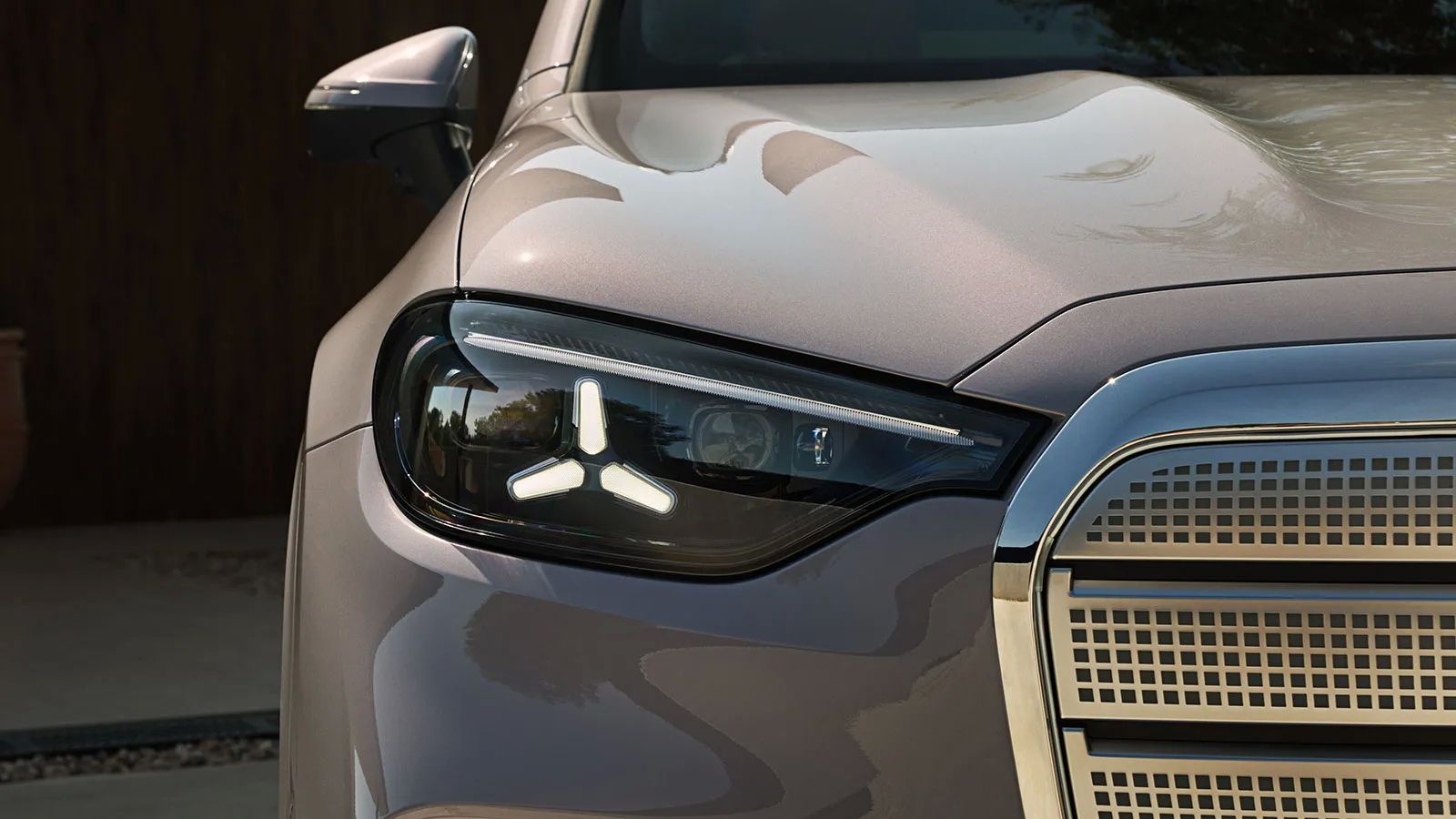 Στη νέα GLC, η Mercedes θα εφαρμόσει τη δεύτερη γενιά του DigitalLight με βελτιωμένη ευκρίνεια και δυνατότητα επικοινωνίας με τα υπόλοιπα συστήματα υπ