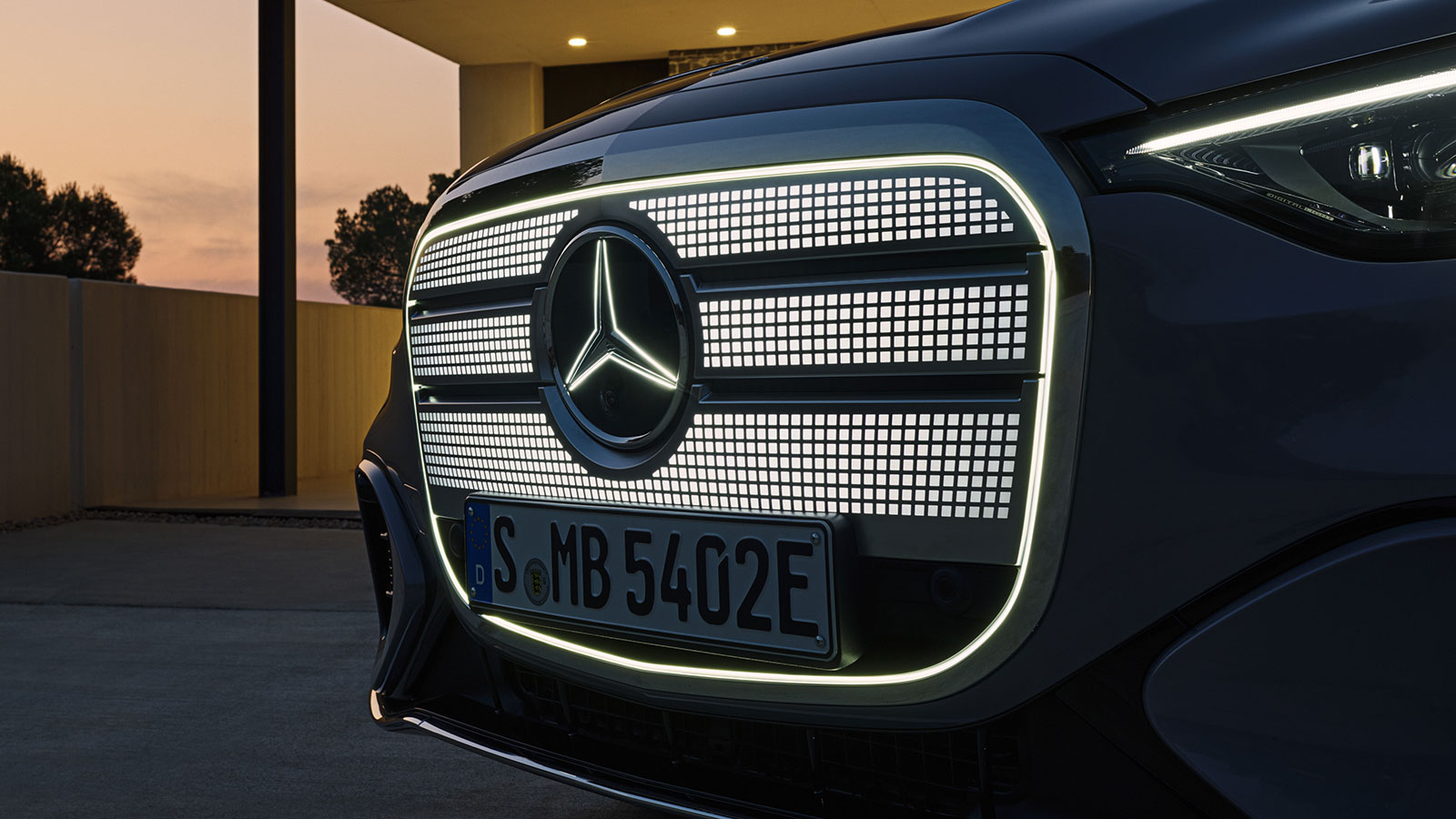 Η μάσκα έχει 942 κυψέλες και 140 LED και τα φώτα διαθέτουν φωτιζόμενο αστέρι