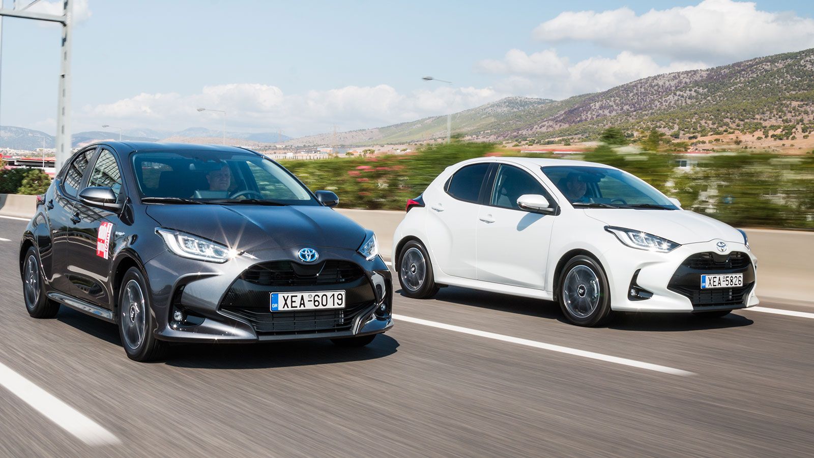 Toyota Yaris παράλληλη φωτογραφία σε λευκό και γκρι