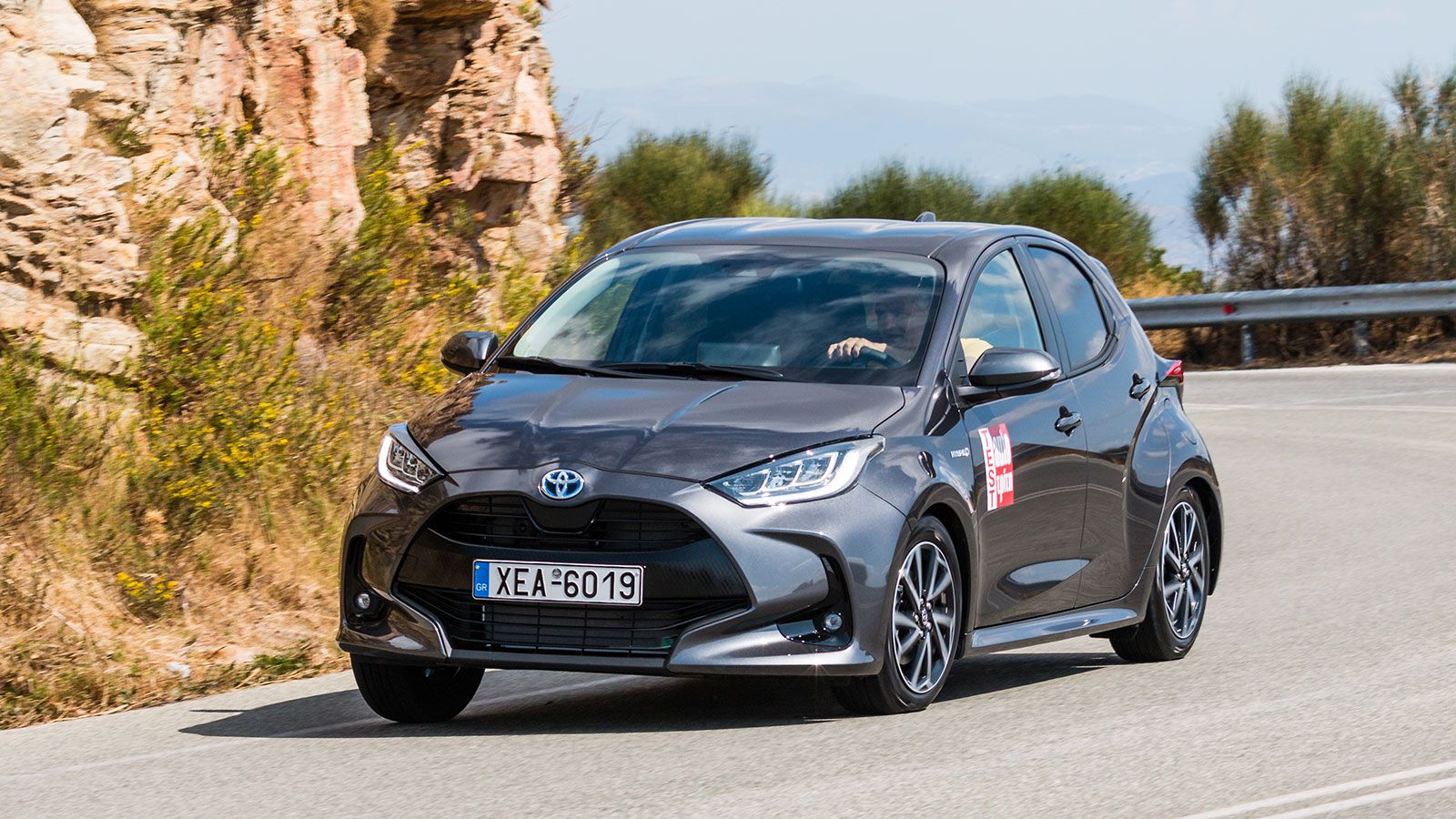 Μπροστινή όψη Toyota Yaris σε στροφή