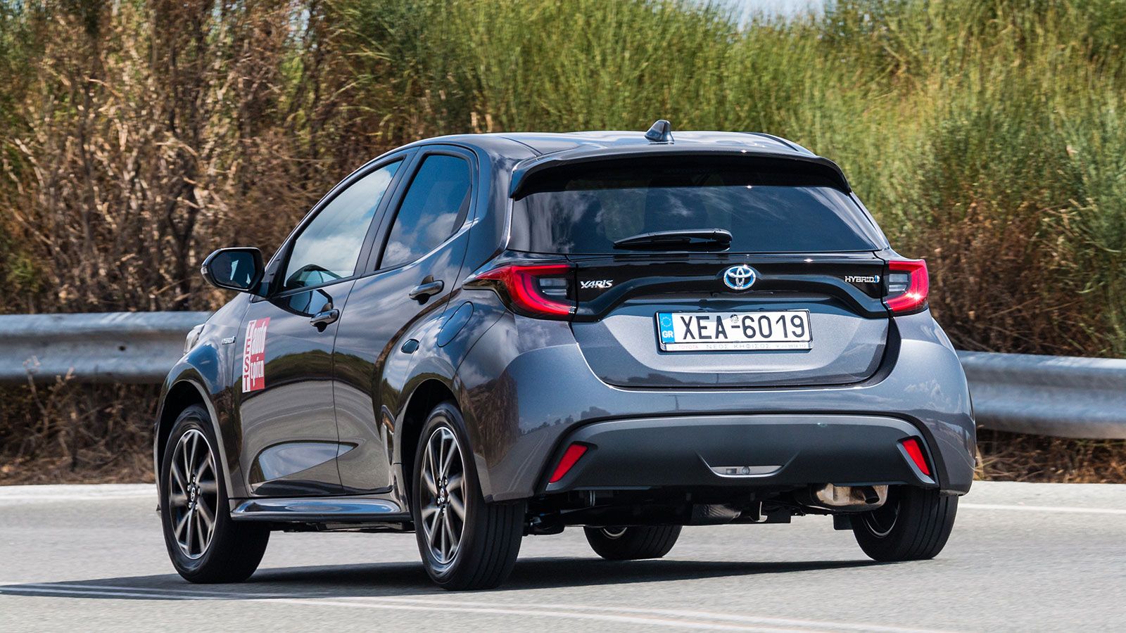 Πίσω όψη Toyota Yaris σε στροφή