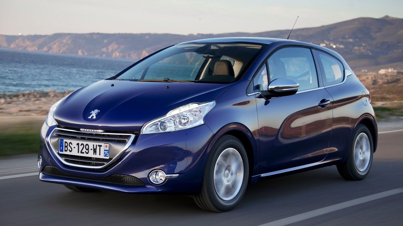 Peugeot 208 από εμπρός, αριστερή γωνία