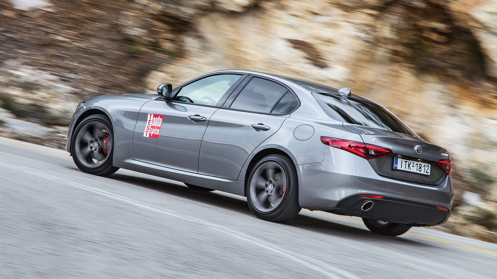 Η Alfa Romeo Giulia από πίσω, αριστερή γωνία