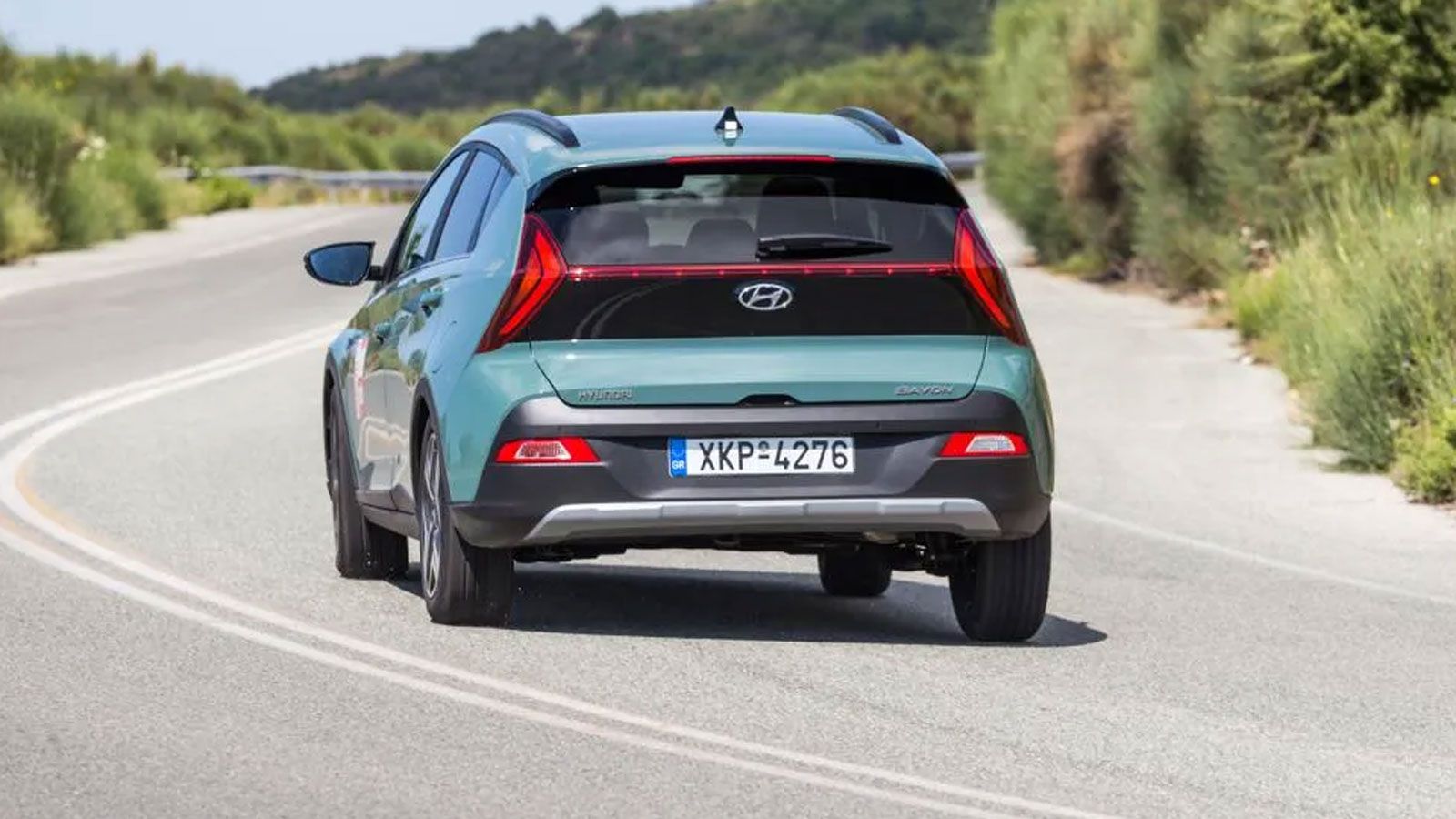 Το Hyundai Bayon από πίσω, σε στροφή
