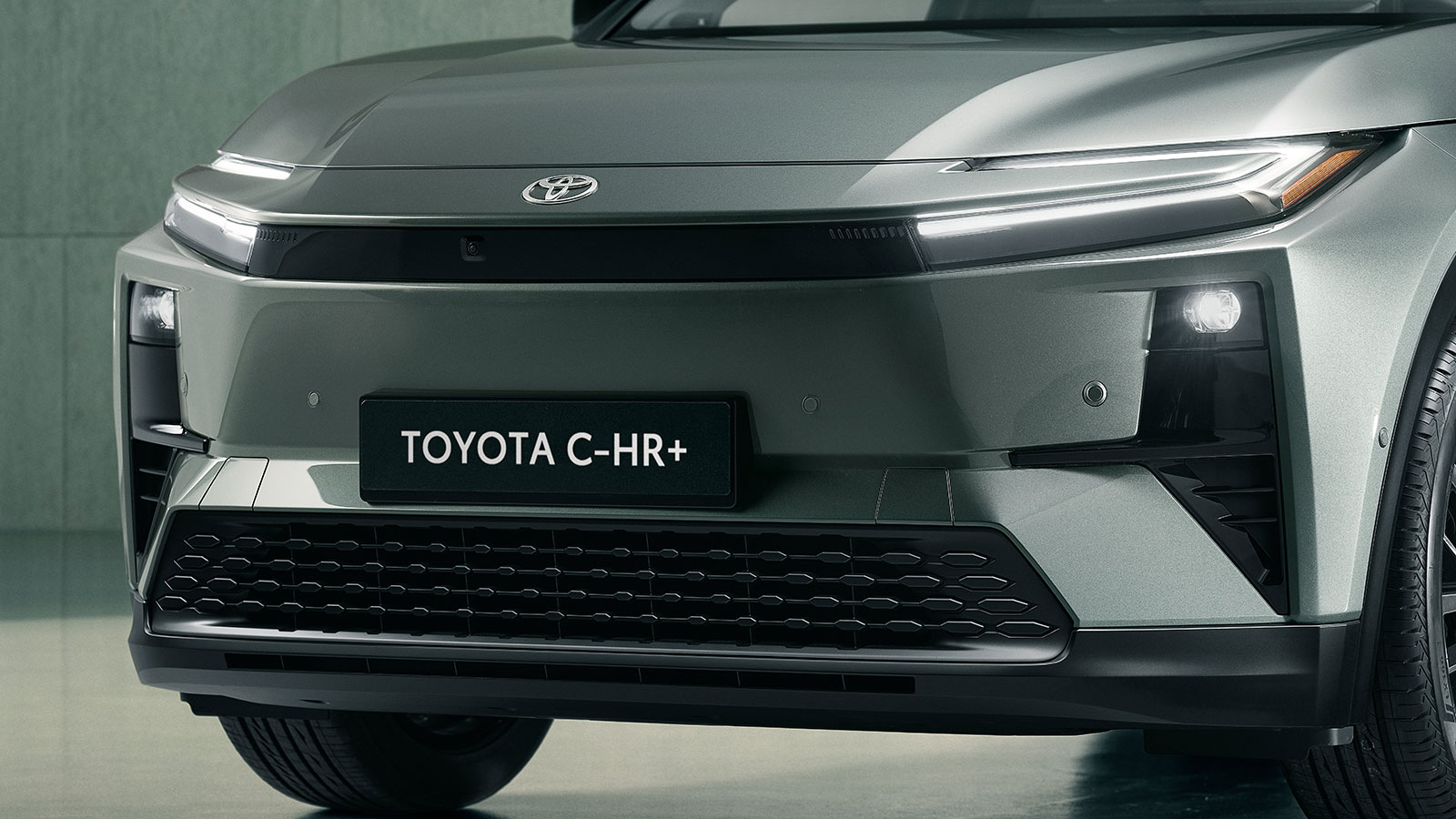Για την ταχυφόρτιση DC το Toyota C-HR+ υποστηρίζει «ταχύτητες» έως και 150 kW, ενώ ο ενσωματωμένος on-board charger είναι 11 kW (προαιρετικά 22 kW).