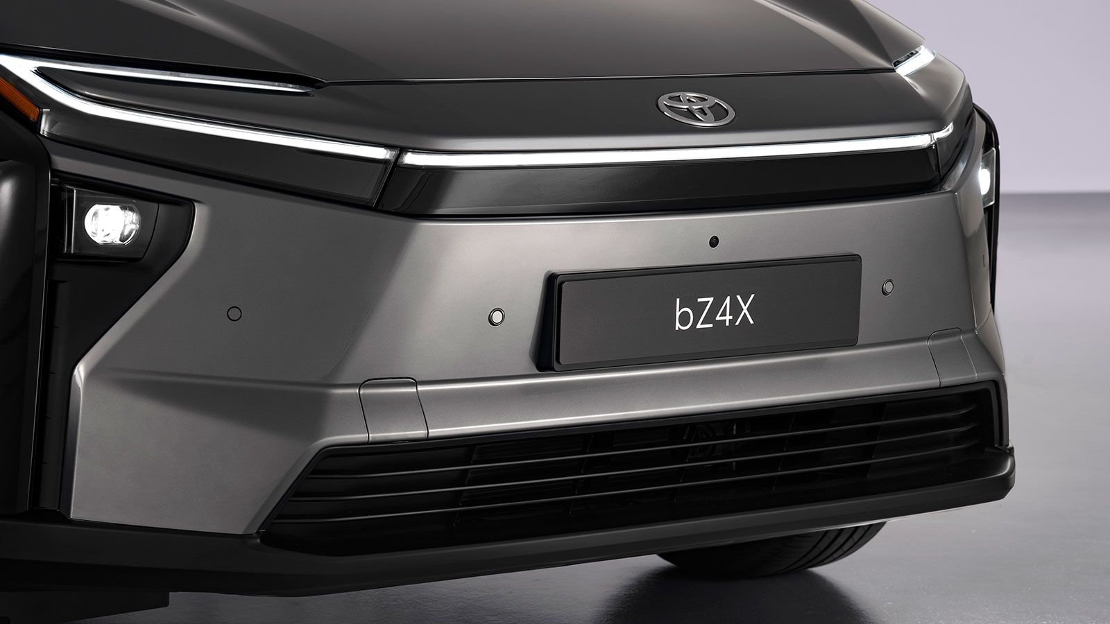 Στο εξωτερικό, οι αλλαγές είναι διακριτικές, με κυριότερες την LED μπάρα η οποία υπογραμμίζει το σήμα της εταιρείας, όπως επίσης και τα ανασχεδιασμένα