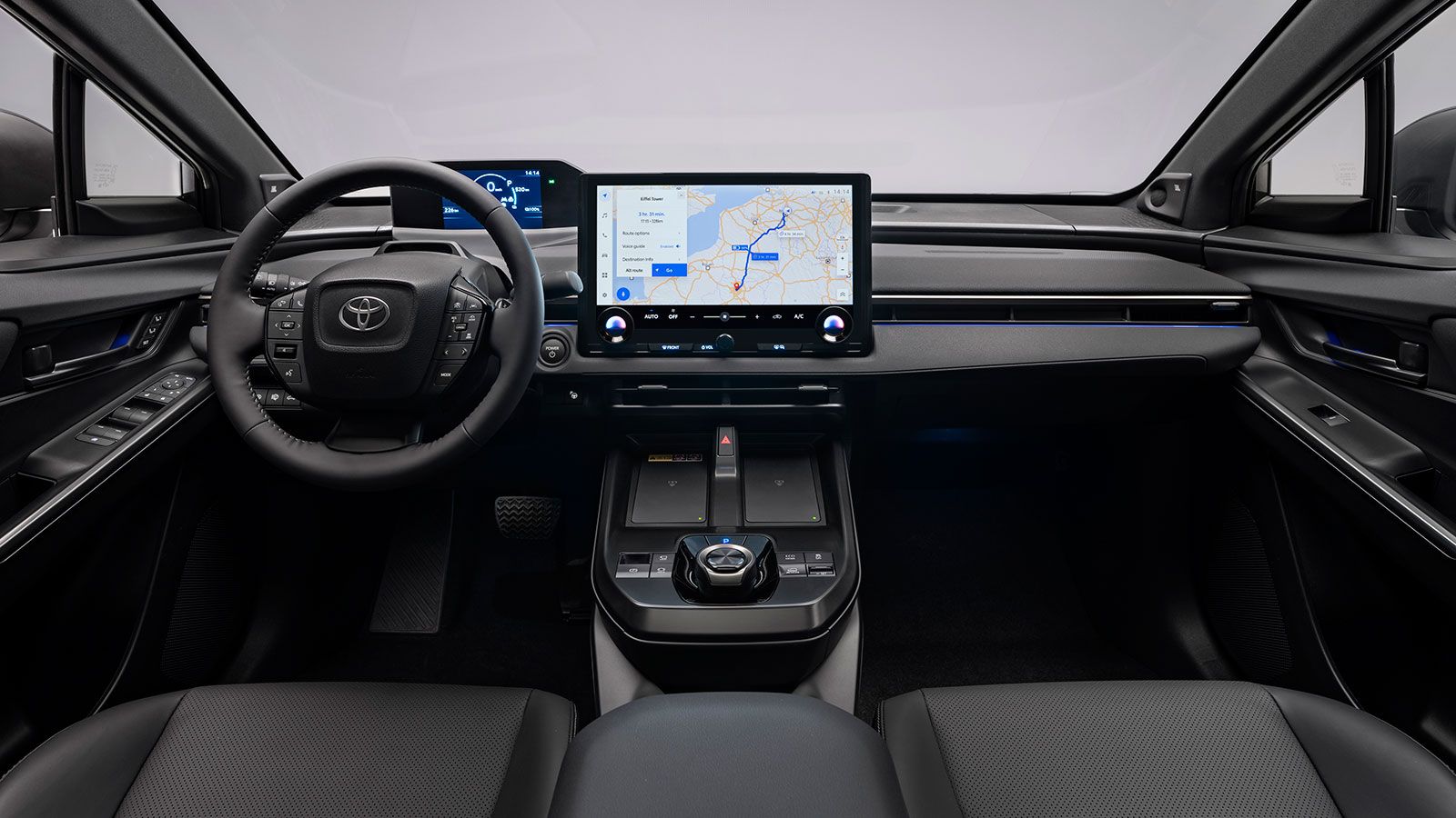 Στο εσωτερικό, οι αλλαγές περιλαμβάνουν μια νέα κεντρική κονσόλα και νέα σχεδίαση του πίνακα οργάνων, ενώ στάνταρ είναι η οθόνη του infotainment μεγέθ