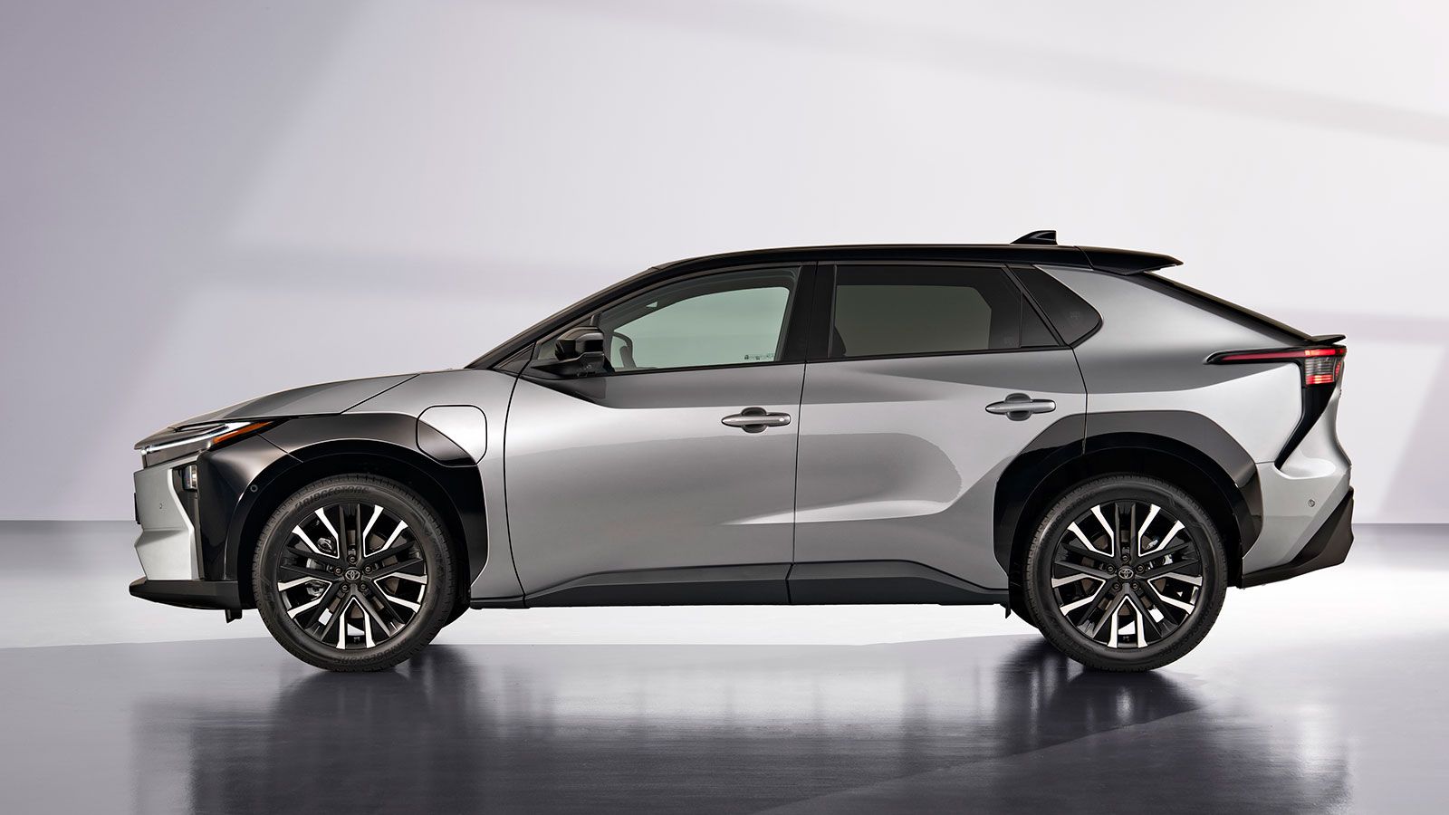 Tο ανανεωμένο bZ4X απέκτησε ένα πιο γρήγορο ενσωματωμένο φορτιστή 22 kW, το οποίο σημαίνει ότι φορτίζει 2 φορές ταχύτερα σε wall box.