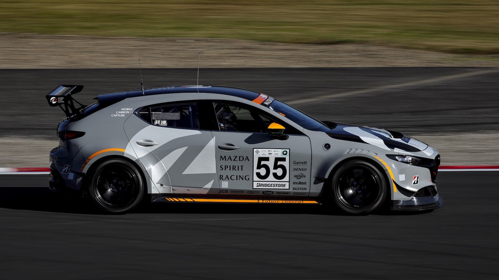 Το σύστημα μπορεί να «κρατάει» το CO₂ από τα καυσαέρια και να το αποθηκεύει σε δεξαμενή μέσα στο αυτοκίνητο. Δοκιμάστηκε στον 7ο αγώνα της Super