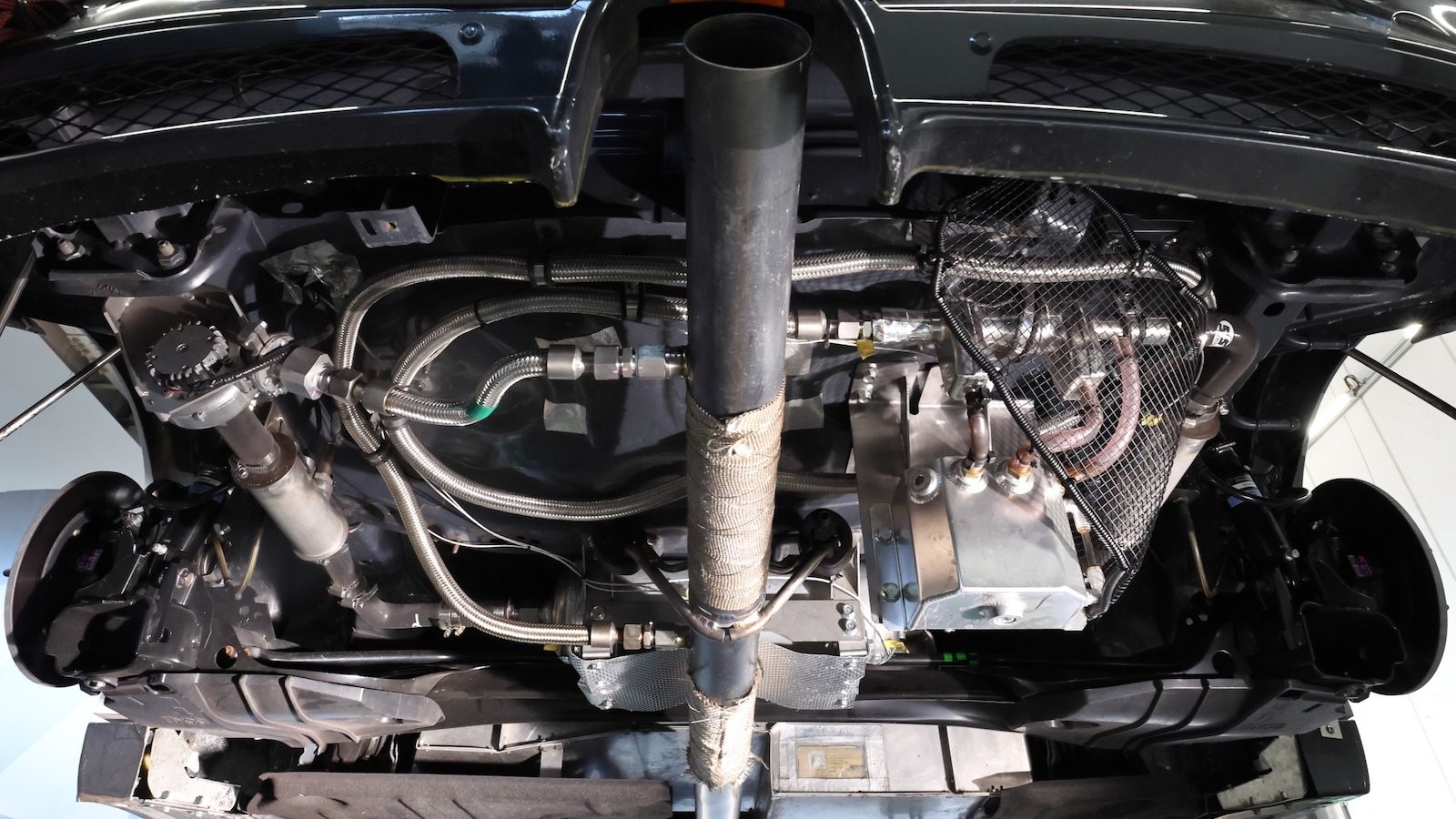 Το σύστημα χρησιμοποιεί πορώδη δομή με Zeolite για να «κρατάει» το CO₂ από τα καυσαέρια και να το αποθηκεύει σε δεξαμενή μέσα στο αυτοκίνητο. Το