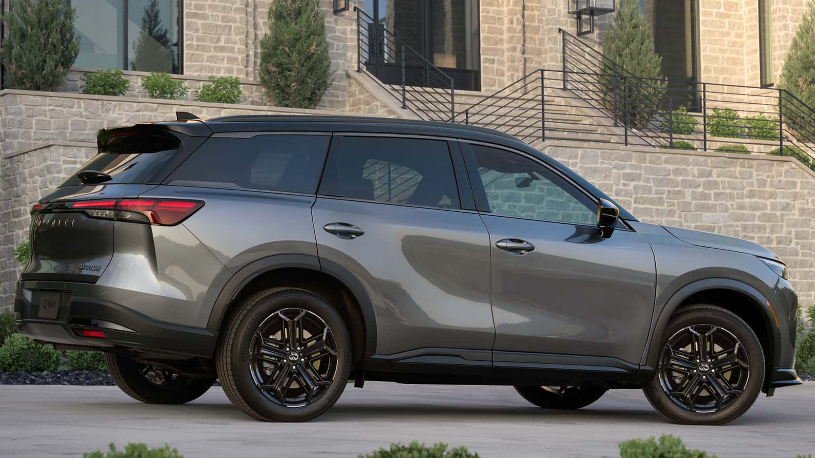 To Infiniti QX60 ανανεώθηκε και απέκτησε έκδοση Sport