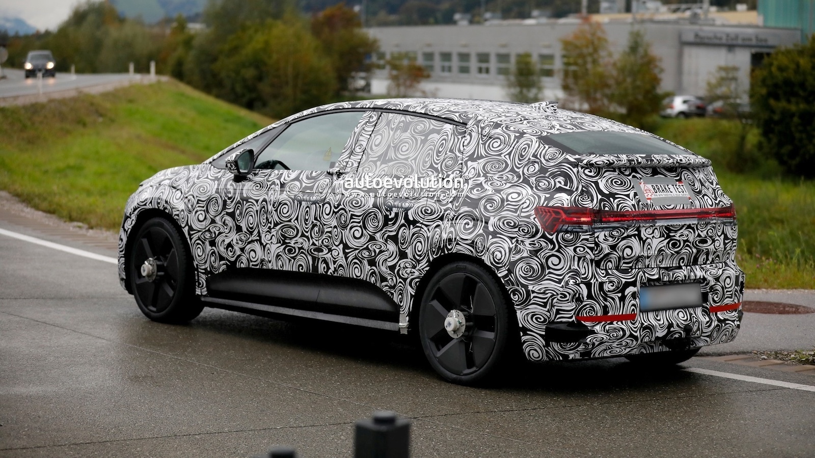 Η εμφάνιση παραπέμπει σε μικρογραφία του Q4 e-tron, ενώ η επιρροή από το εμβληματικό A2 είναι εμφανής.