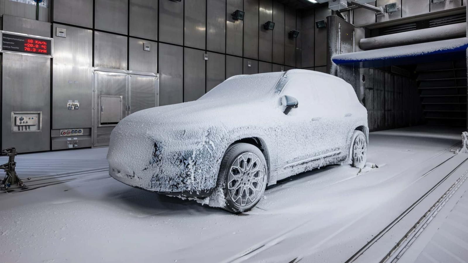 Νέα Mercedes GLB: Ταμπλό οθόνη, οροφή σαν ουρανός, ντεμπούτο στις 8/12