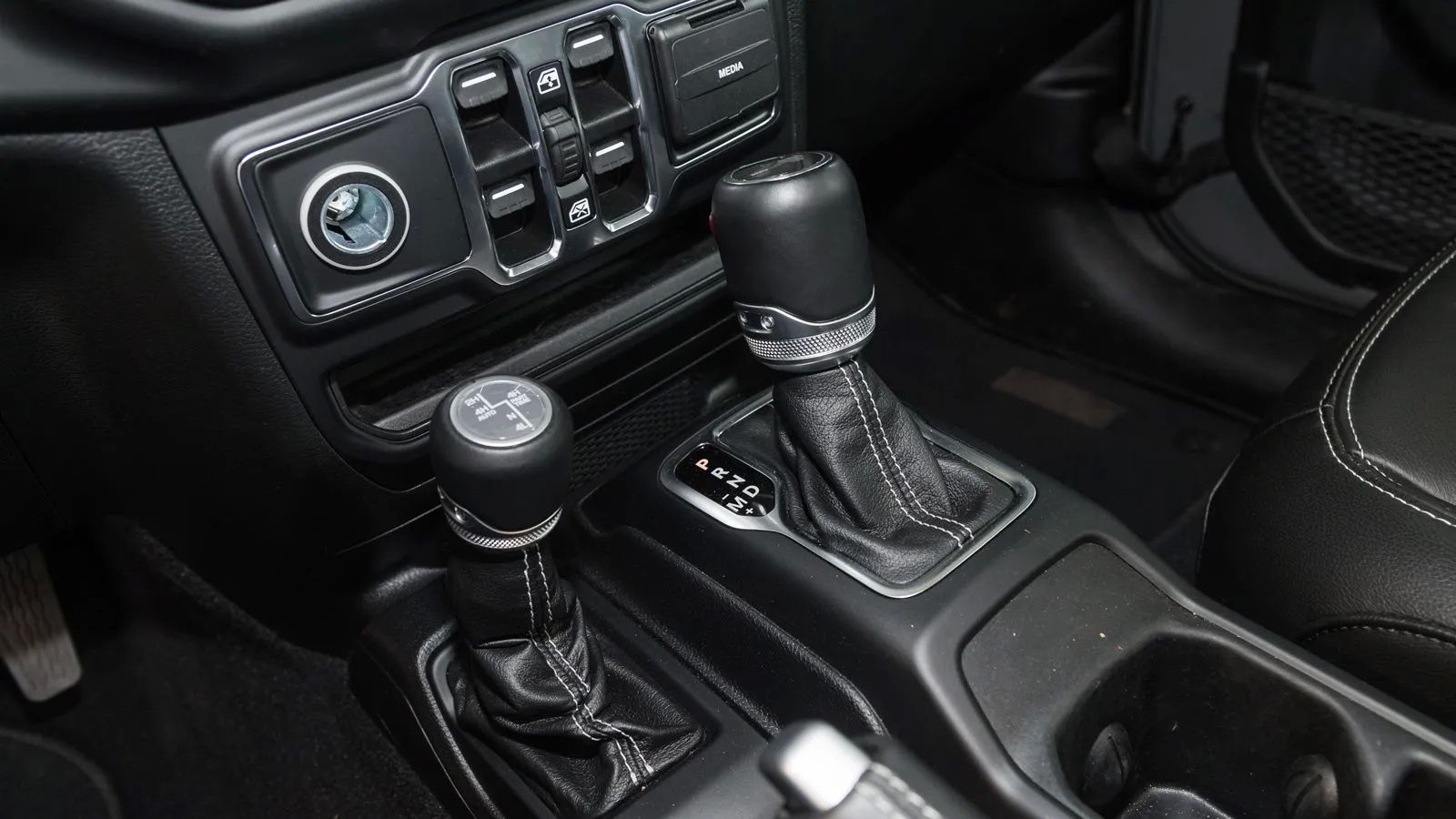 Το εσωτερικό του Plug-in υβριδικού Jeep Wrangler Sahara 4xe, έκδοσης Sahara.