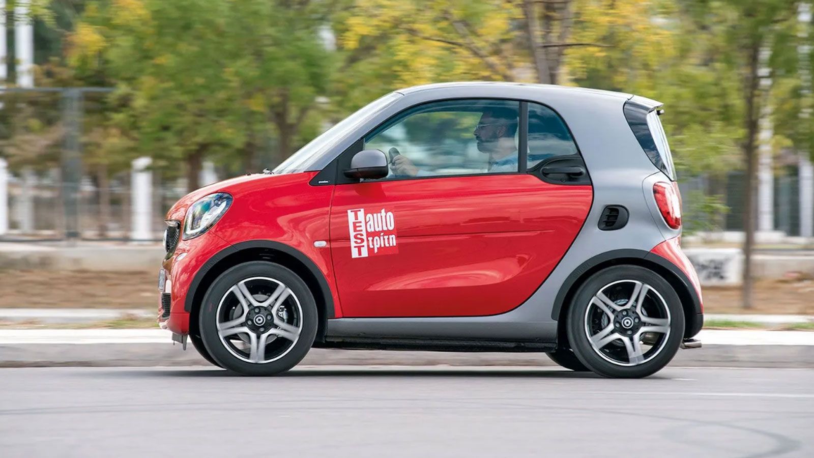 Το smart fortwo από το πλάι, εν κινήσει