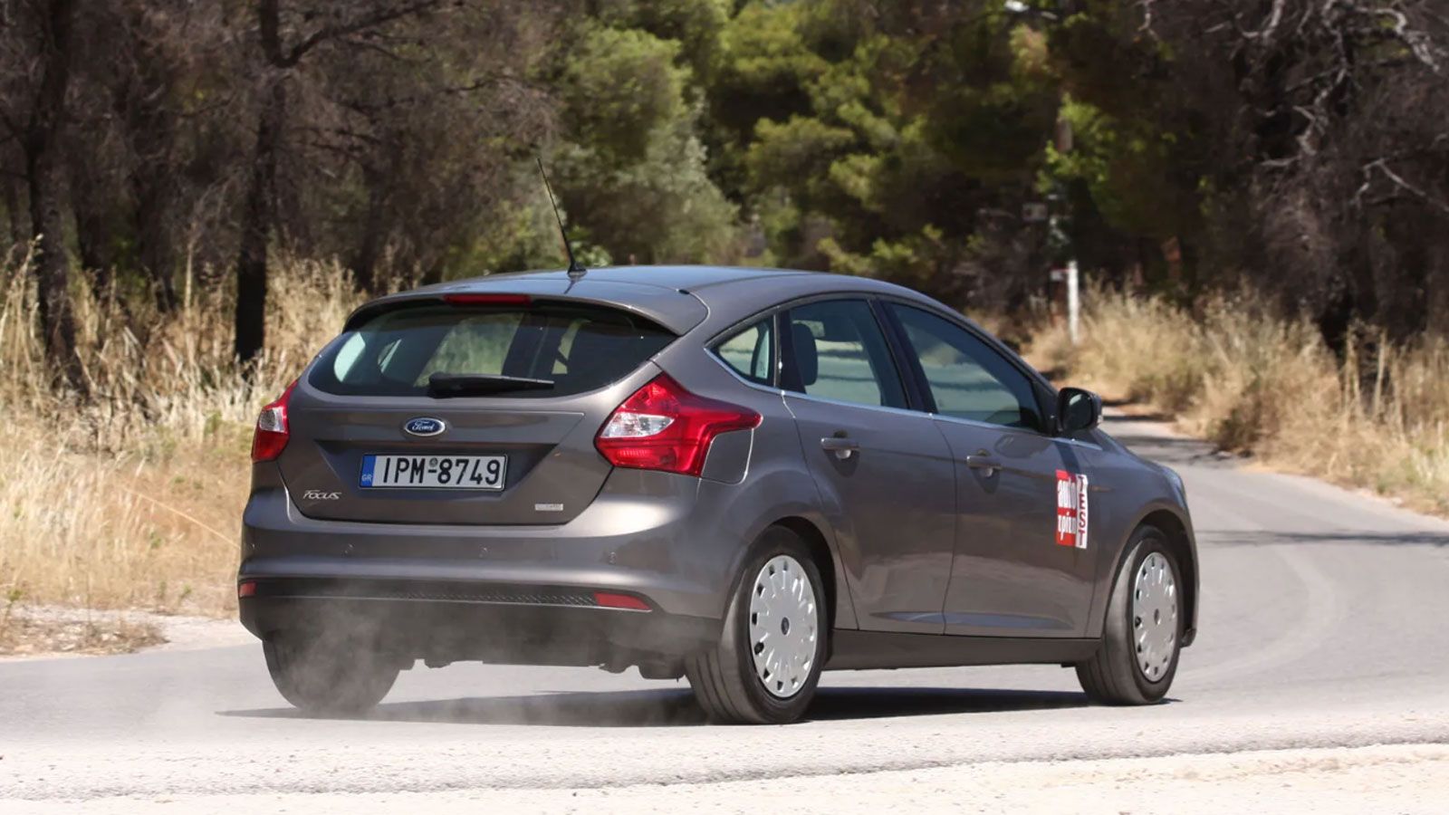 Το Ford Focus από πίσω σε στροφή, δεξιά γωνία