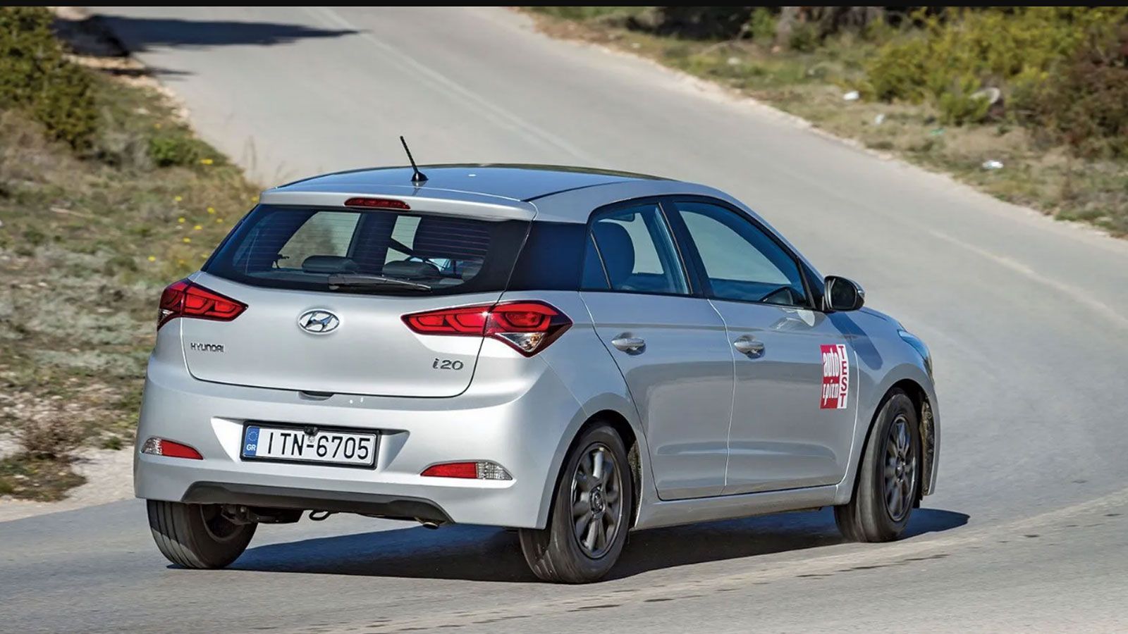 Hyundai i20 από πίσω, στρίβει προς τα αριστερά