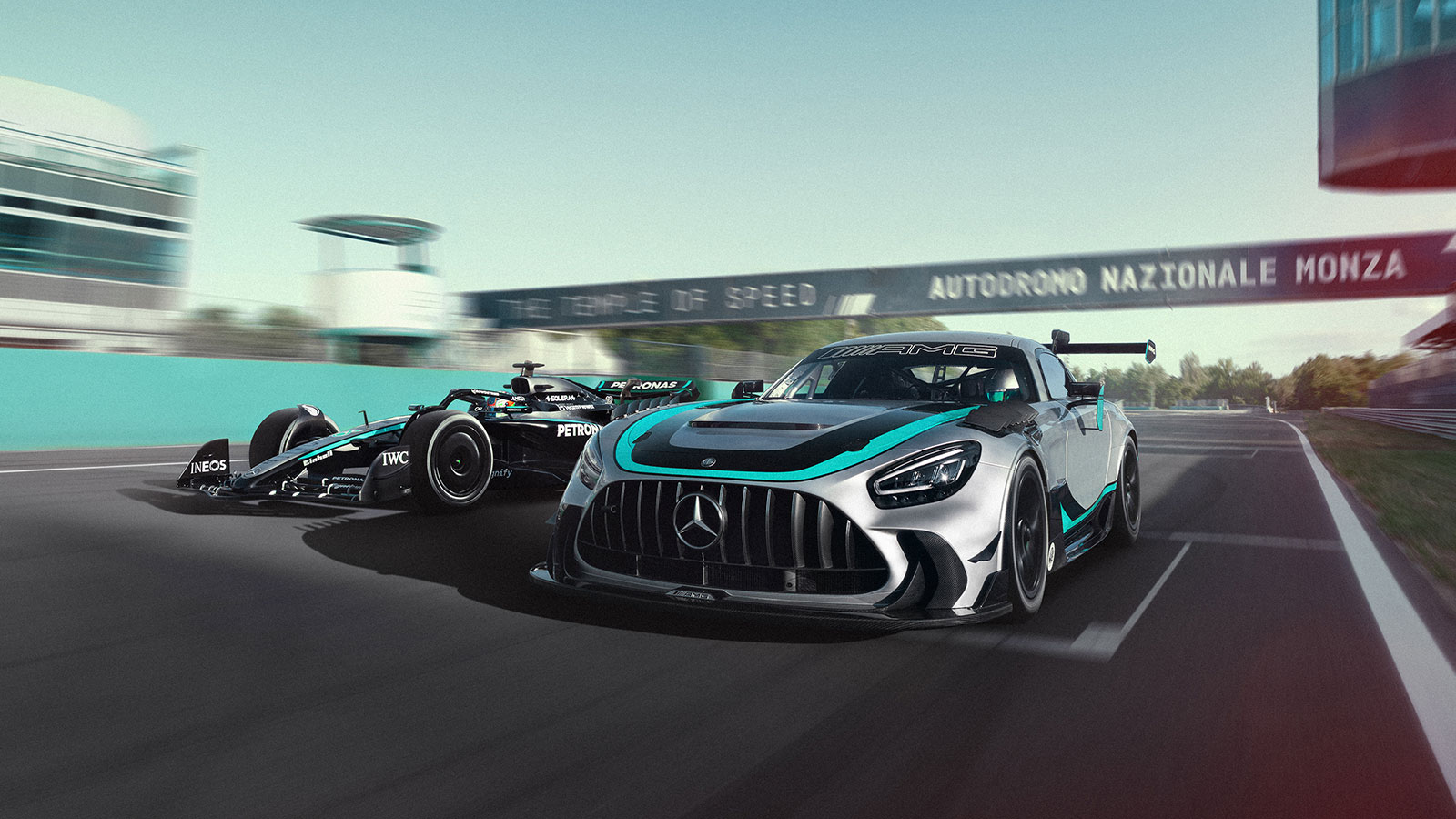 To R για την αγωνιστική εμπλοκή της Mercedes και τις επιτυχίες της σε όλα τα είδη μηχανοκίνητου αθλητισμού.