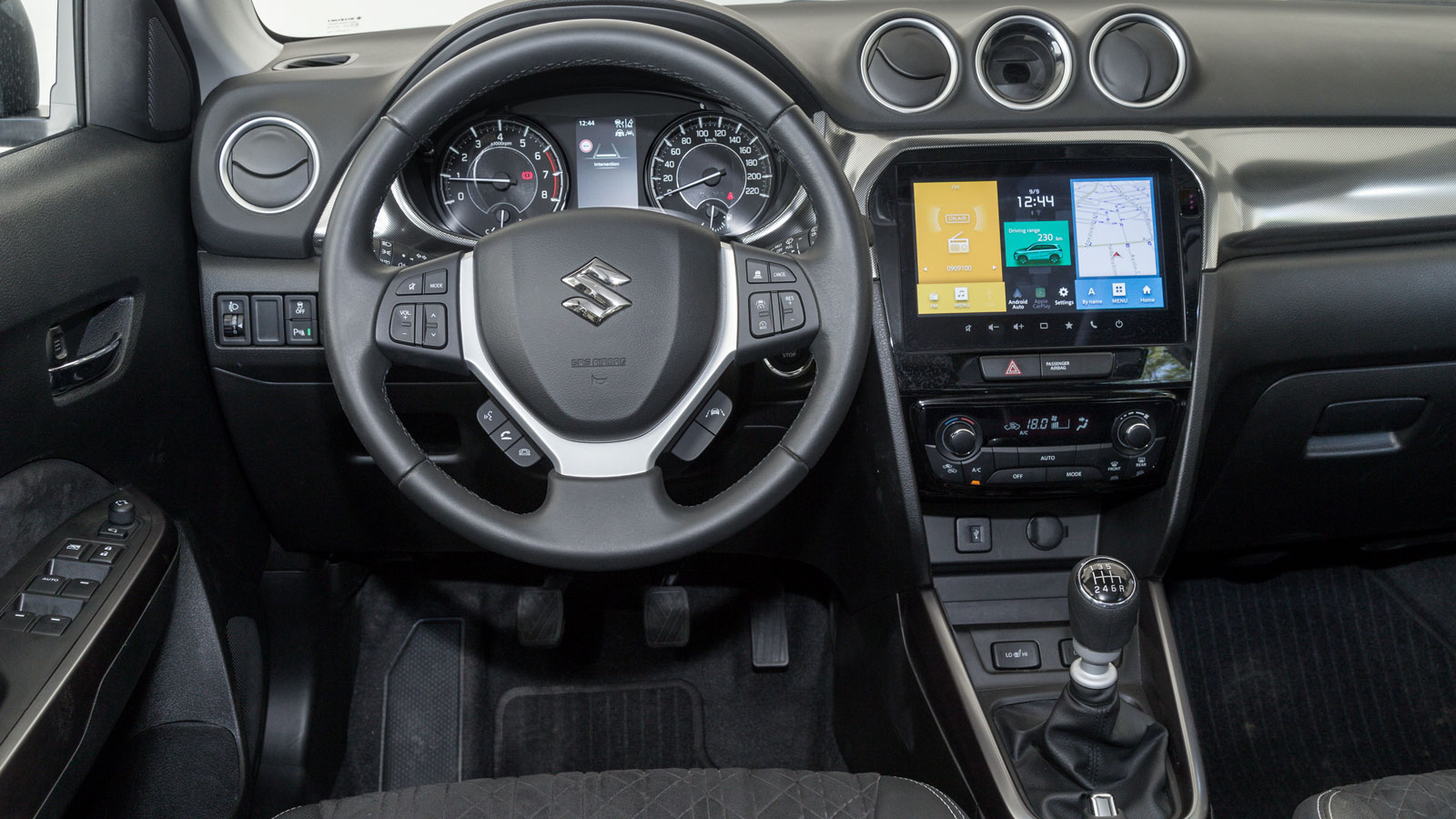 Η (μία ακόμη) ανανέωση του Suzuki Vitara έφερε μεγαλύτερη οθόνη αφής στις 9 ίντσες, όμως η απουσία ψηφιακού πίνακα οργάνων ενισχύει τον μάλλον outdate