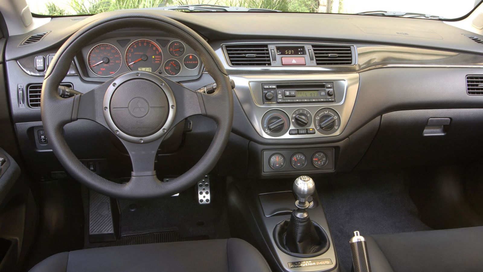 Το εσωτερικό του Mitsubishi Lancer Evo IX