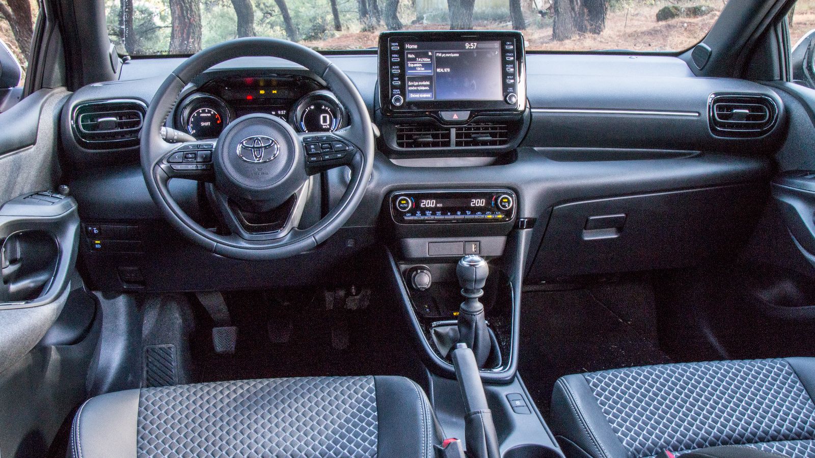 «Καθαρές» γραμμές, καλή ποιότητα κατασκευής και απροβλημάτιστη εργονομία χαρακτηρίζουν την καμπίνα του νέου Toyota Yaris, η οποία είναι σχεδιασμένη στ