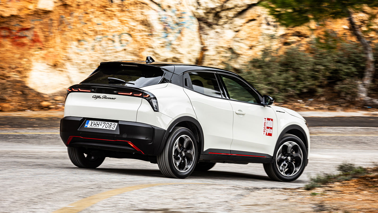 Η Alfa Romeo Junior βασίζεται στην STLA Small πλατφόρμα του ομίλου Stellantis και με μήκος στα 4.173 χλστ., είναι το 1ο SUV πόλης για την ίδια. 