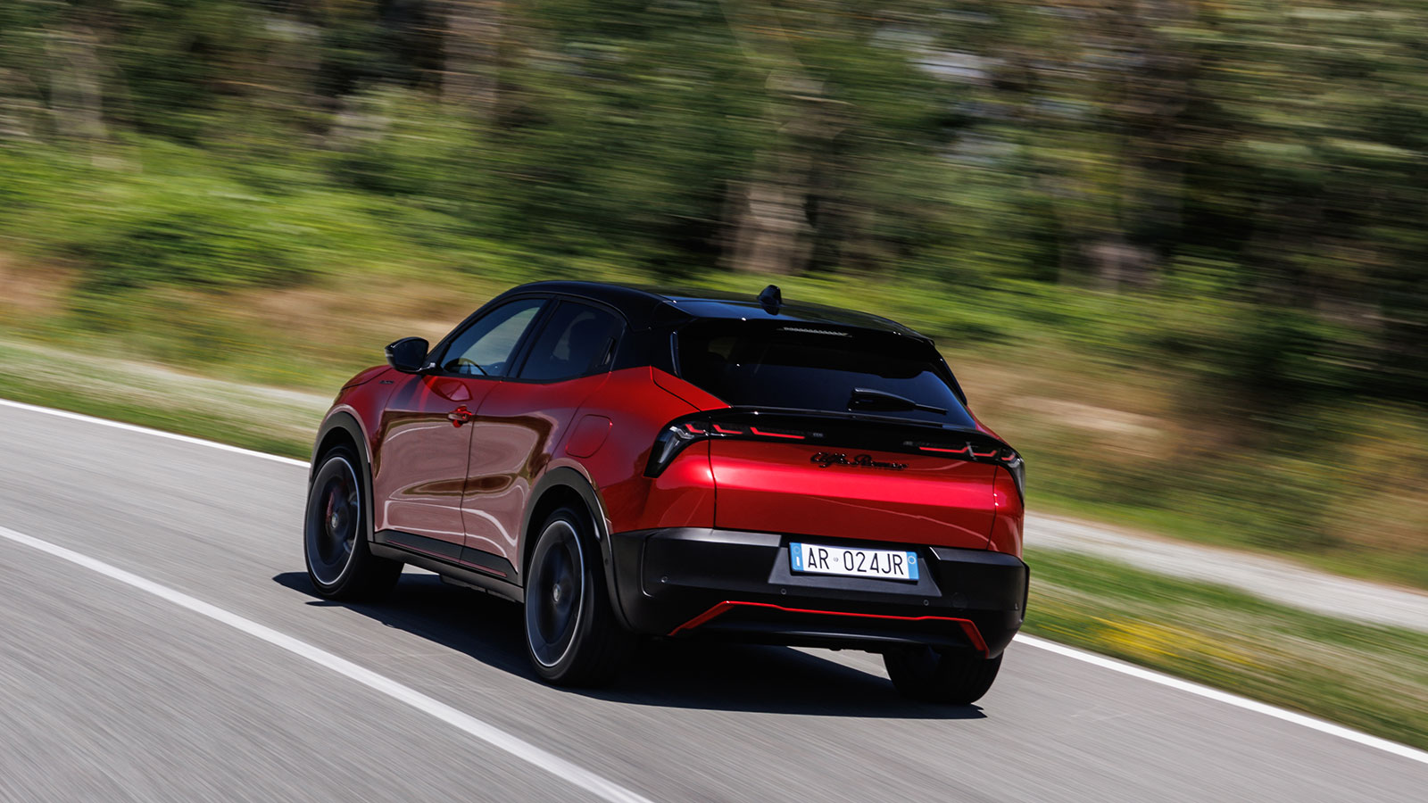 Οι ηλεκτρικές εκδόσεις της Alfa Romeo Junior επωφελούνται της κρατικής επιδότησης και προωθητικής ενέργειας, είναι έτσι φθηνότερες από τις συμβατικές 