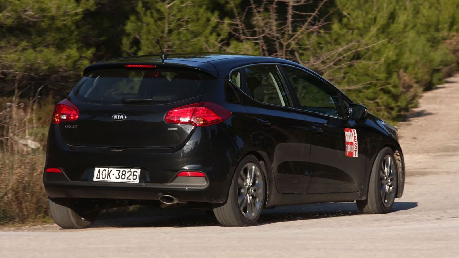 Το Kia Ceed σε στροφή από πίσω, δεξιά γωνία