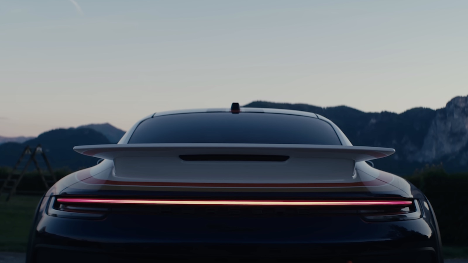 Η Porsche 963 RSP είναι ένα αγωνιστικό πρωτότυπο για τον δρόμο