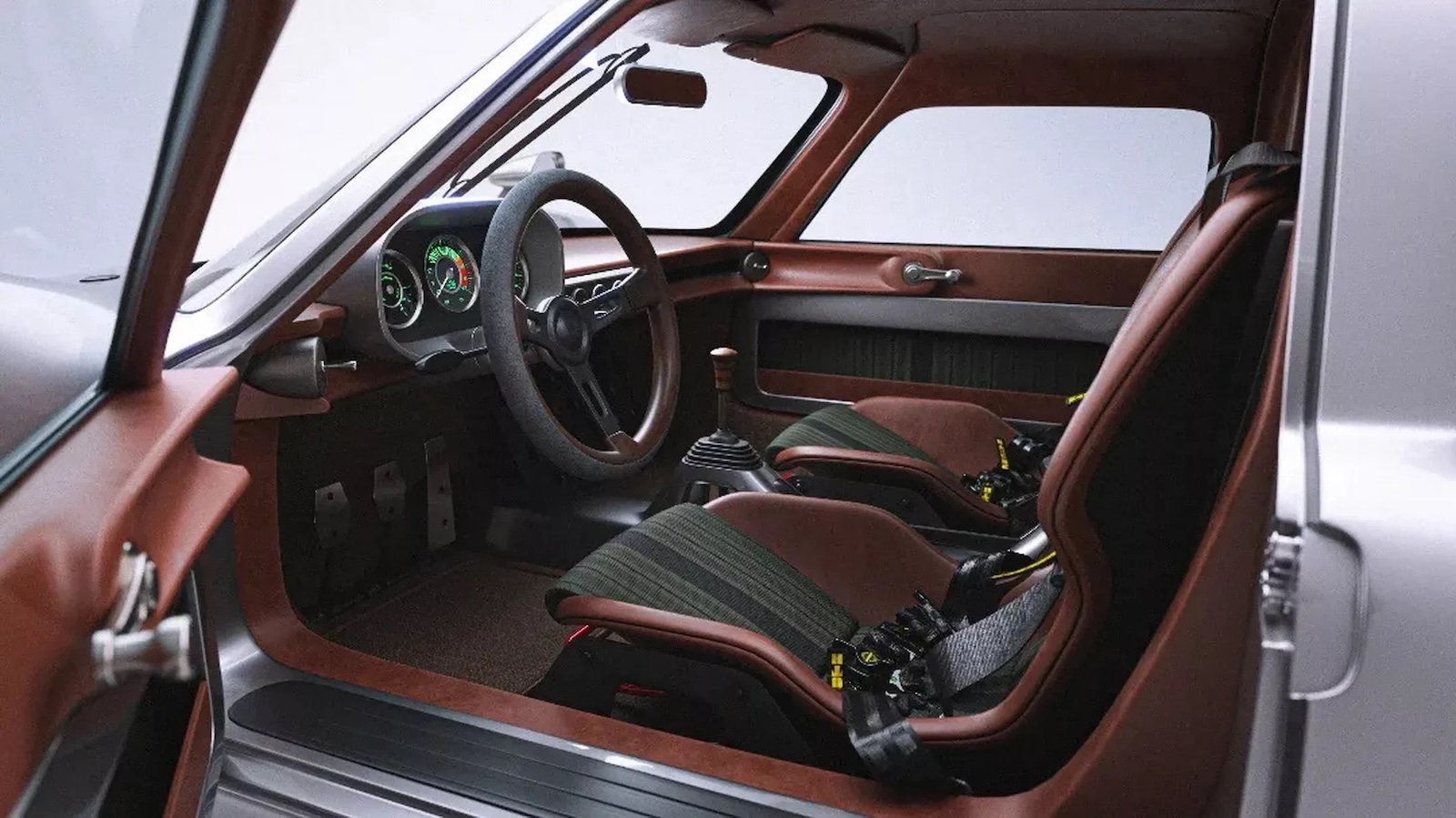 Το εσωτερικό έχει έντονη ρετρό αισθητική, με αναλογικά όργανα & μίνιμαλ ταμπλό «ντυμένο» με δέρμα και τιτάνιο.