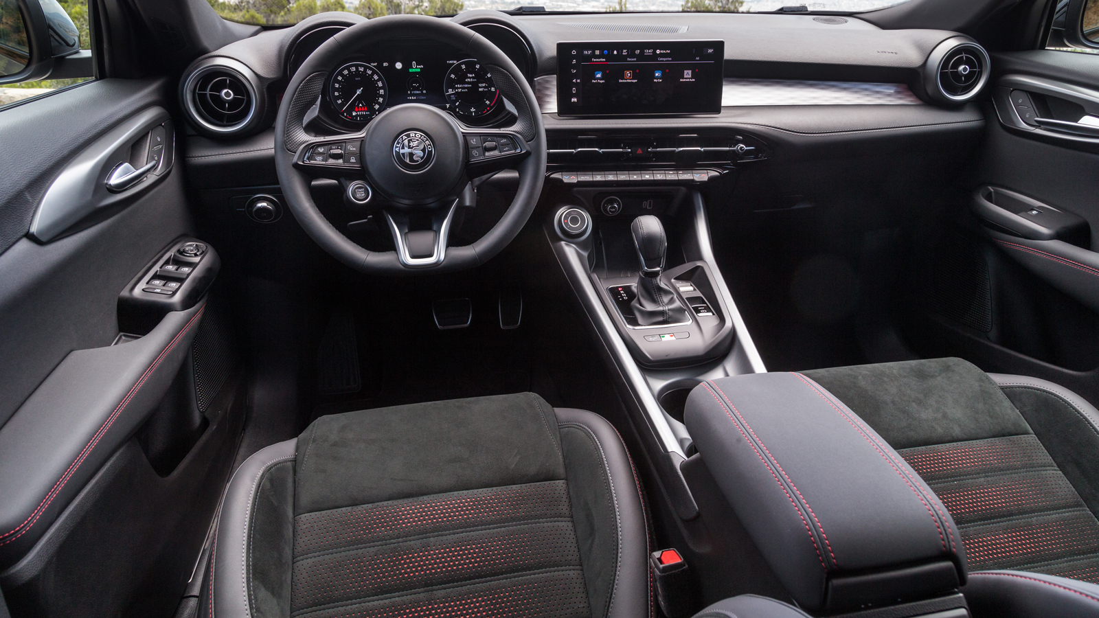 Στο εσωτερικό της Alfa Romeo Tonale, εκτός από την εξαιρετική ποιότητα, υπάρχει μια ξεκάθαρα σπορ προσέγγιση αφιερωμένη στην ιστορία της μάρκας στους 
