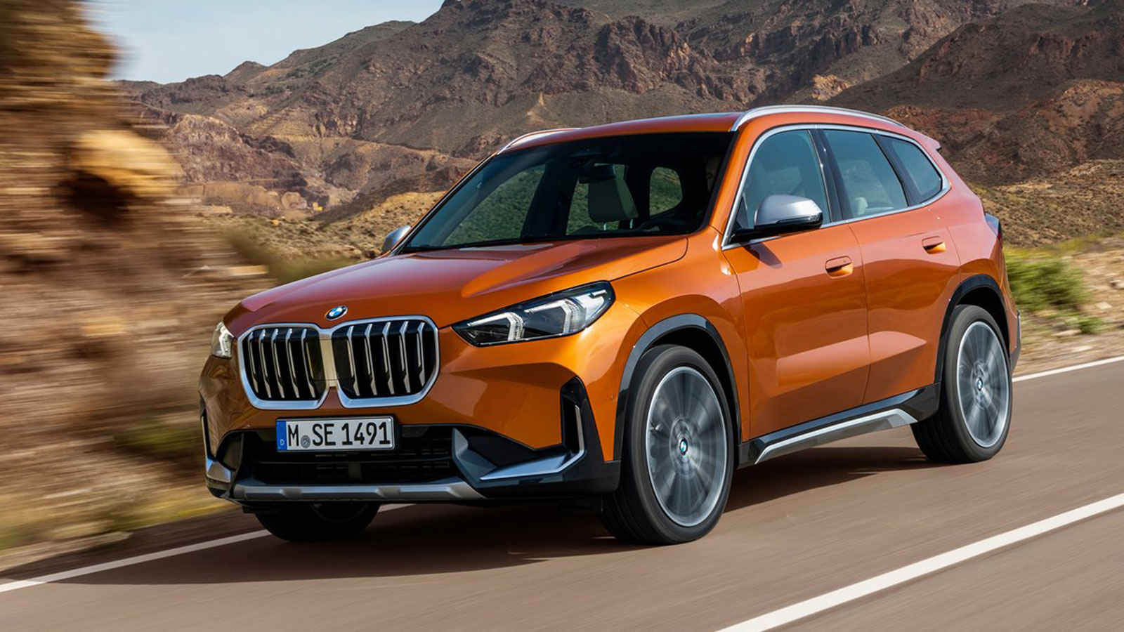 Tο επιβλητικό αμάξωμα της BMW X1 αντανακλά τον premium χαρακτήρα της, χωρίς να «μετριάσει» τη συνολική δυναμική του. Δεν έχει τη τόλμη του C-HR, αλλά 